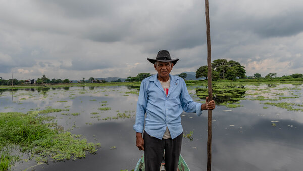Andrés Gordillo en su canoa, navegando por las comunidades afectadas por las inundaciones en Ecuador.