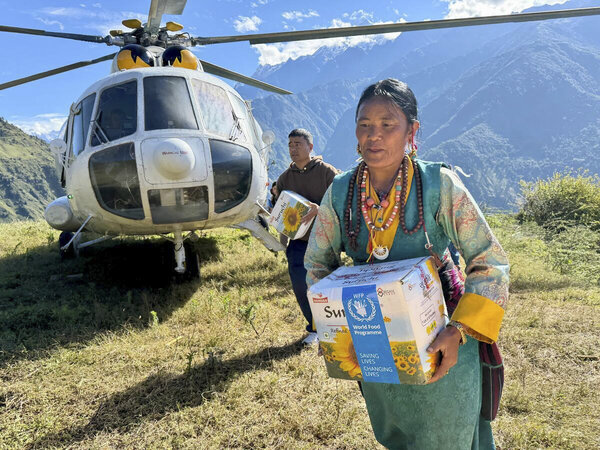 Foto: WFP/Tanya Birkbeck. WFP distribuye alimentos en helicóptero a los habitantes de la aldea de Thuman, en el distrito de Rasuwa (Nepal), después de que las inundaciones destruyeran la carretera que conectaba la comunidad con las zonas circundantes.