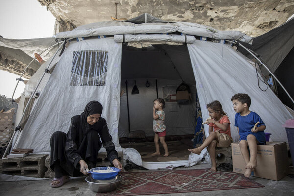 Foto: WFP/Mohamed Hinnawi. «Llevamos toda una semana sin pan. Esta bolsa de harina lo es todo para mí. Es sinónimo de vida», afirma una mujer que ahora vive desplazada en el campamento de Al Saraya tras haber perdido a tres hijos, a su marido y su hogar durante la guerra. Al carecer de ingresos fijos, la asistencia alimentaria le permite hornear pan y preparar comidas sencillas a base de harina, arroz, lentejas y garbanzos.