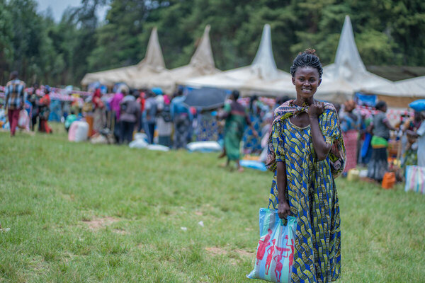 Foto: WFP/Benjamin Anguandia.A través de Chakula Sokoni, WFP apoya a 21.000 personas vulnerables que enfrentan inseguridad alimentaria en Binza, territorio de Rutshuru, mediante cupones electrónicos que les permiten elegir entre 21 alimentos seleccionados, vendidos por comerciantes contratados por WFP.