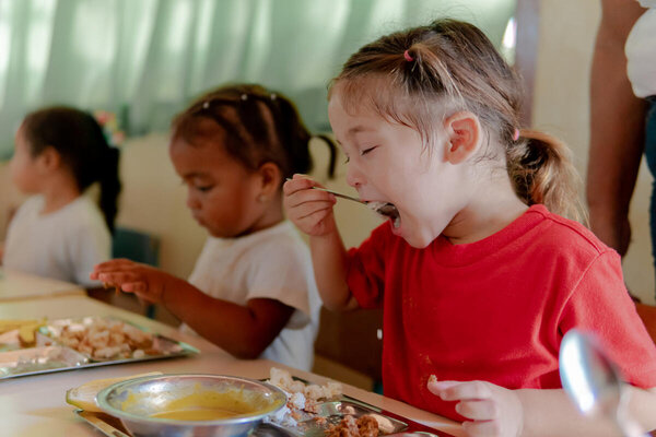 WFP está ampliando su programa de comidas escolares para incluir comidas calientes preparadas con alimentos frescos y servidas a 16.000 escolares y personal en más de cien escuelas en el estado de Falcón, Venezuela. ©WFP/Elias Miranda
