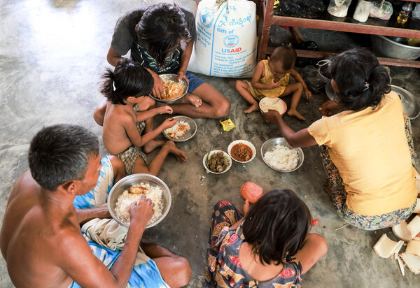 WFP asiste a los afectados por un ciclón en Myanmar ©WFP/Su Myat Yadanar