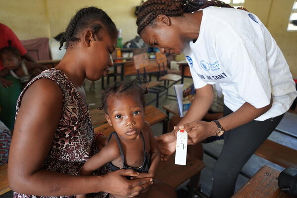  Medición de la circunferencia media del brazo (MUAC) de un niño con desnutrición aguda moderada en un sitio de desplazados internos en la Escuela Joseph Claude Bernard, en el Departamento Oeste de Haití. (C) WFP/Tanya Birkbeck