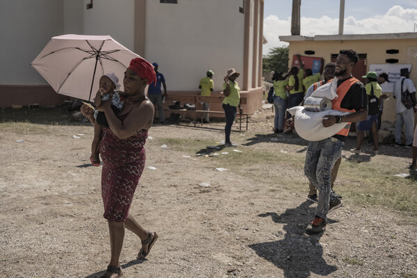 Distribución de alimentos de WFP en Croix-des-Bouquets, Puerto Príncipe. Foto: WFP / Tanya Birbeck