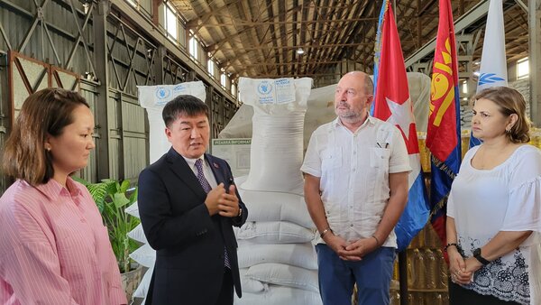 Acto oficial de entrega de la donación de Mongolia.