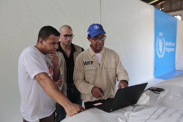 Personal de WFP Cuba y del gobierno municipal de Santiago de Cuba en bodega de alimentos tras el paso del huracan Melissa. Foto: WFP/Claudio Pelaez