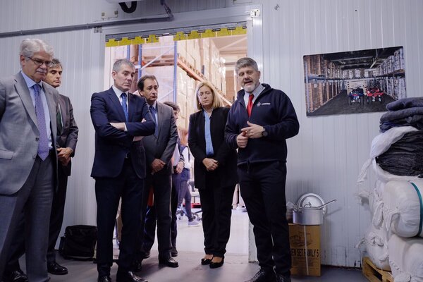 El Ministro español de Exteriores comprueba cómo el centro logístico de WFP en Las Palmas contribuye a una respuesta más rápida ante emergencias