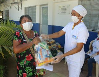 Local school authorities and WFP distribute Take-Home Rations (THR) among school children and their parents in La Guajira department, Colombia. Photo: WFP/Miller Choles