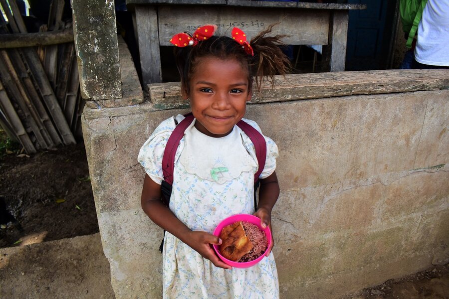 Niña nicaragüense disfruta su comida escolar en la región de Waspam. Foto: WFP/Archivo