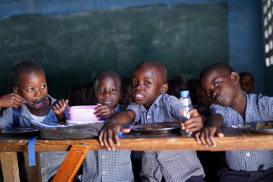 Niños en Haití reciben una comida caliente diaria como parte del programa de alimentación escolar. Foto: WFP/Antoine Vallas