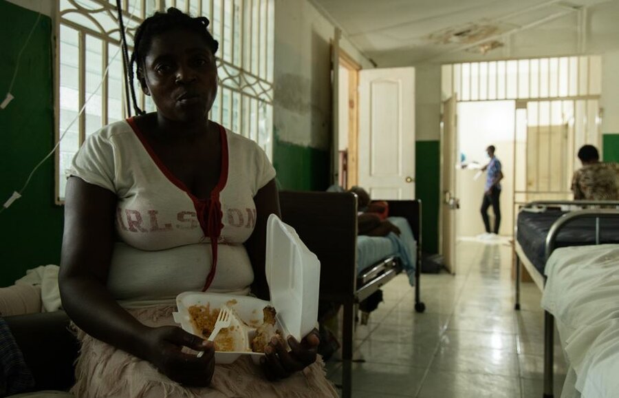 Woman affected by earthquake eating WFP hotmeal at hospital in Les Cayes
