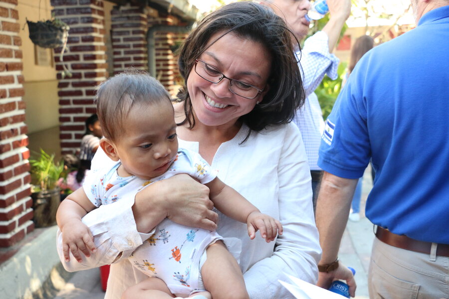 Elia Martinez con niño recuperado de desnutricion
