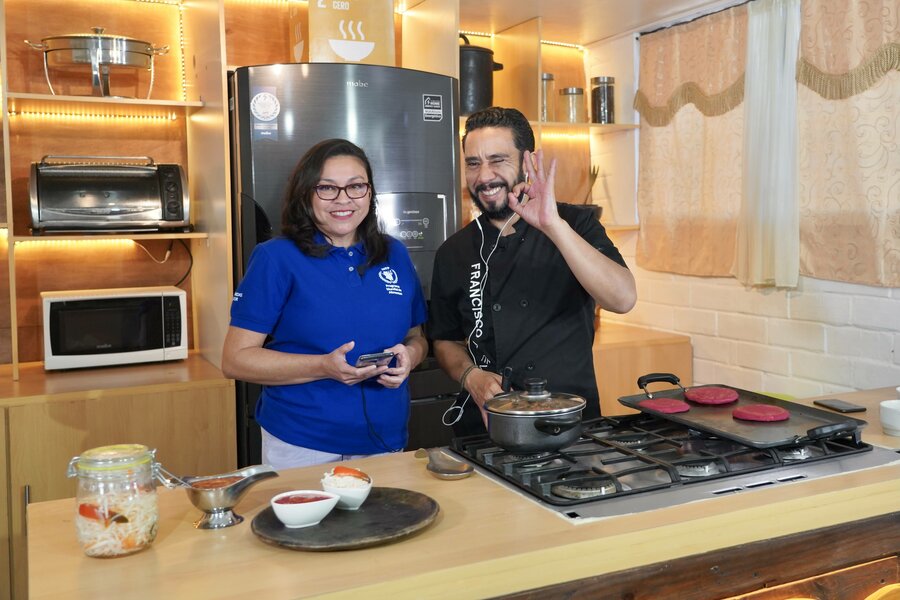 Elia y el chef Arevalo en El Salvador
