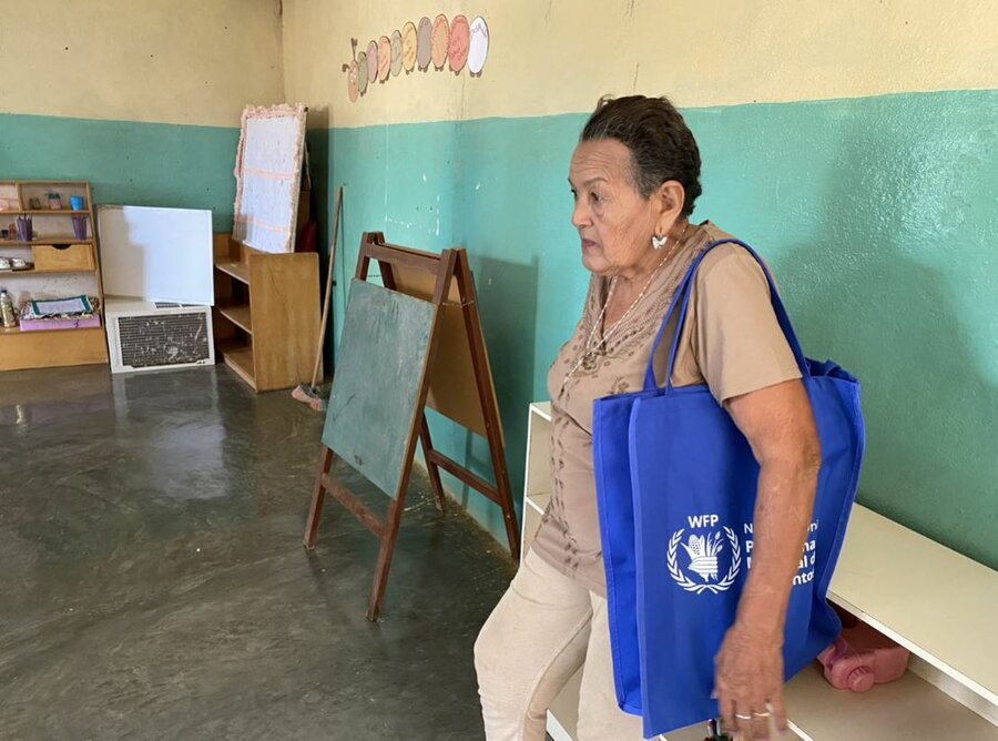 Ana, de 73 años, fue a recoger la ración escolar para llevar a casa de su bisnieto.