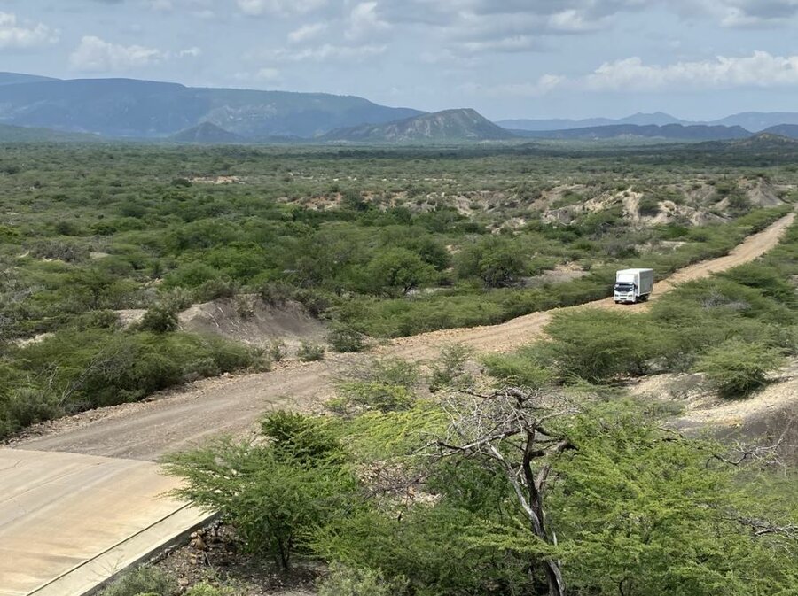 Un camión transporta raciones de alimentos una carretera de tierra en el estado Falcón, Venezuela
