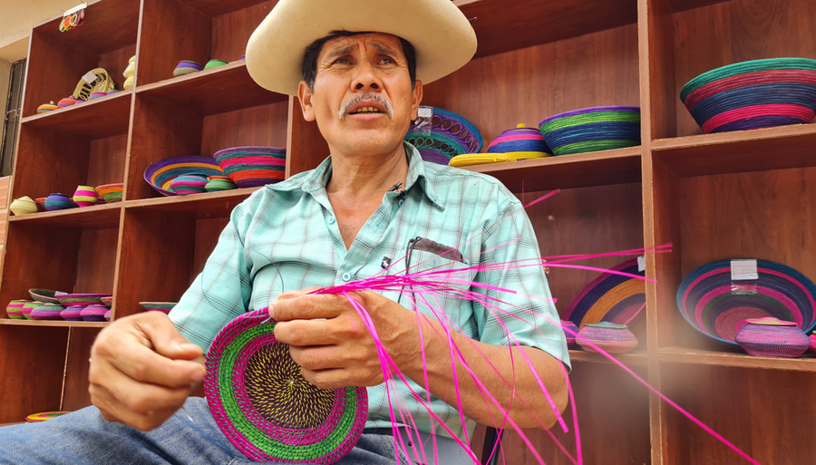 Santiago Camacho, líder guaraní, teje artesanías para ganarse la vida.