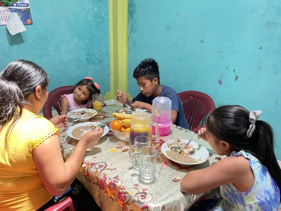 Angélica y sus tres hijos ahora comen alimentos sanos y nutritivos