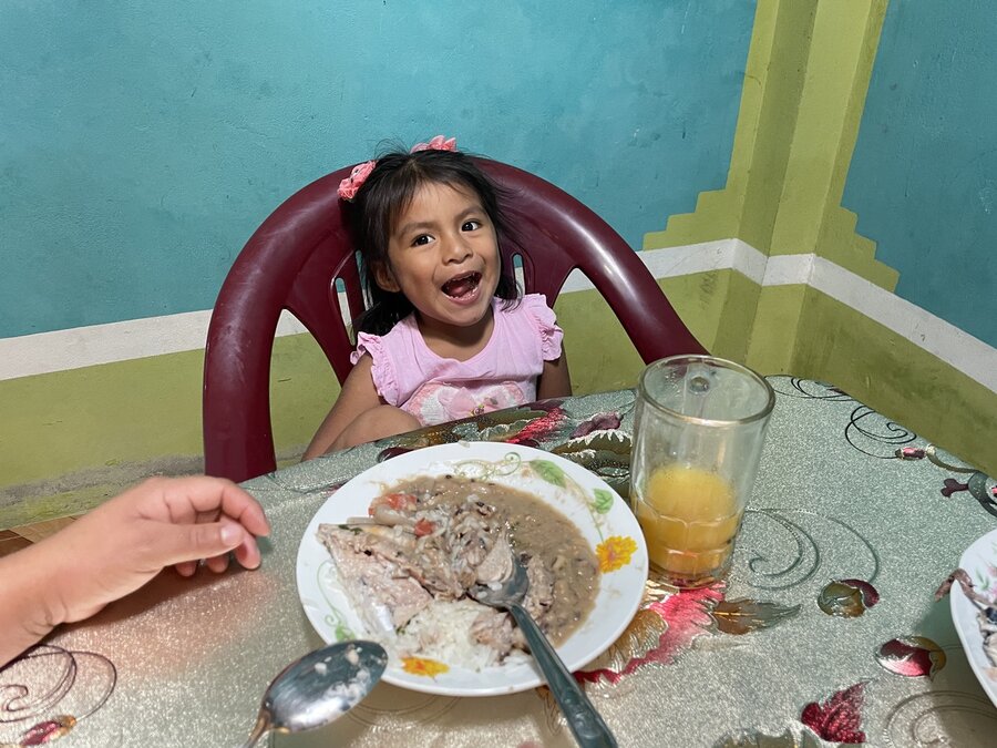 Esthefany, de 3 años, come pescado en su casa en Sechura, departamento de Piura, Perú