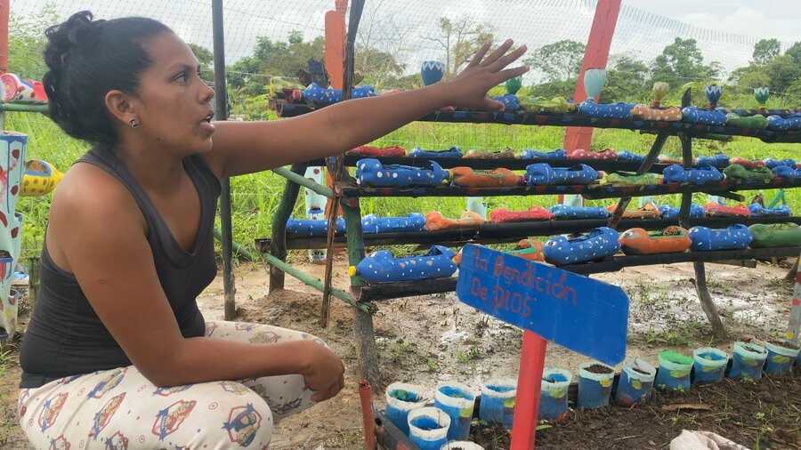 Niuryi, migrante de Venezuela, muestra cómo hizo para construir su huerta.