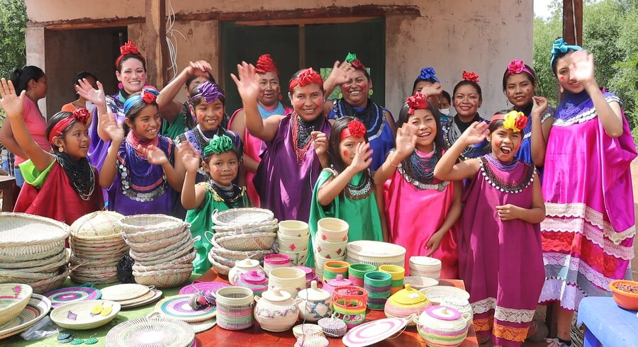 Mujeres guaraníes muestran sus artesanías en la comunidad de Tentaguasu, Bolivia.