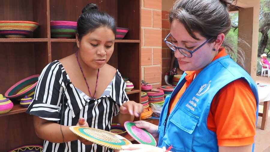 Elizabeth Ávila, a la izquierda, muestra a Daniela Navia, funcionaria de género del WFP, sus artesanías en la comunidad de Yuati, Bolivia
