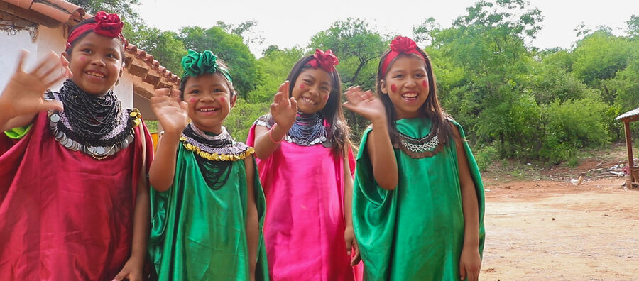 Niñas guaraníes visten sus trajes tradicionales en esta región del Chaco boliviano.