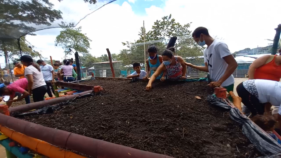 La comunidad trabaja en la preparación de la tierra en Arauca.