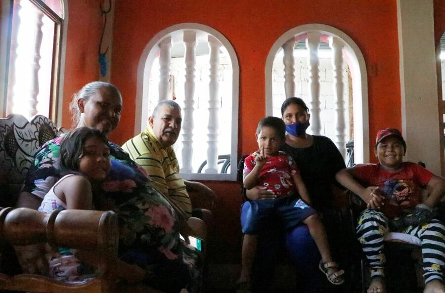 Omar y Richard están en casa de sus abuelos junto a su mamá Yolabel.