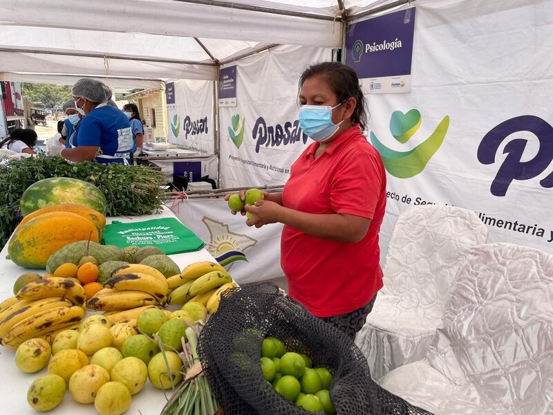 Noemí vende su producción durante una feria agrícola organizada por la alcadía de su ciudad. 