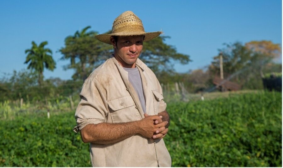 Alfredo en su campo donde siembra maíz, frijol y hortalizas. WFP/Yursys MIRANDA