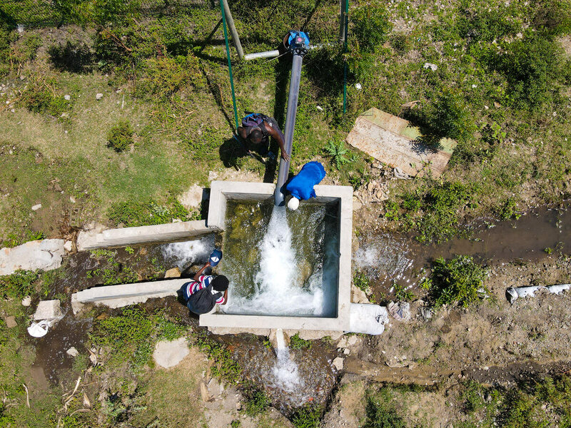 Una bomba suministra agua a los canales de riego en Limonade. Foto: WFP/Theresa Piorr