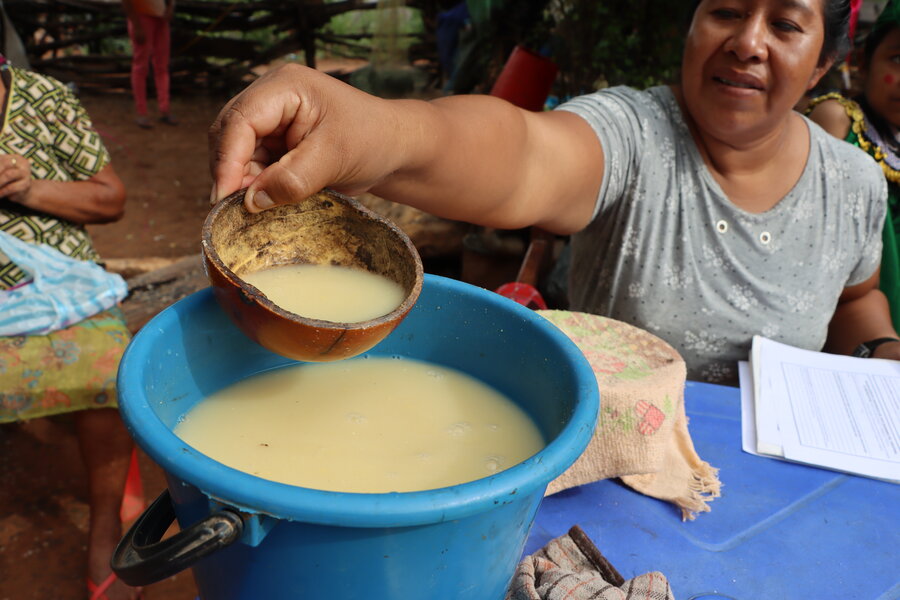 Una mujer muestra un poco de kawi, una bebida hecha de maíz que tradicionalmente beben los pueblos guaraníes.