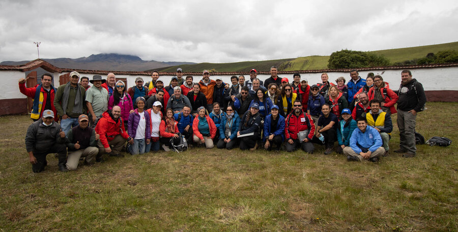 Un grupo numeroso de personas posa para una foto. Hay hombres y mujeres, todos están contentos de haber terminado una simulación de emergencia de un terremoto