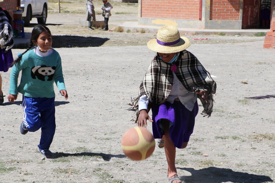 Dos niñas jugando con una pelota