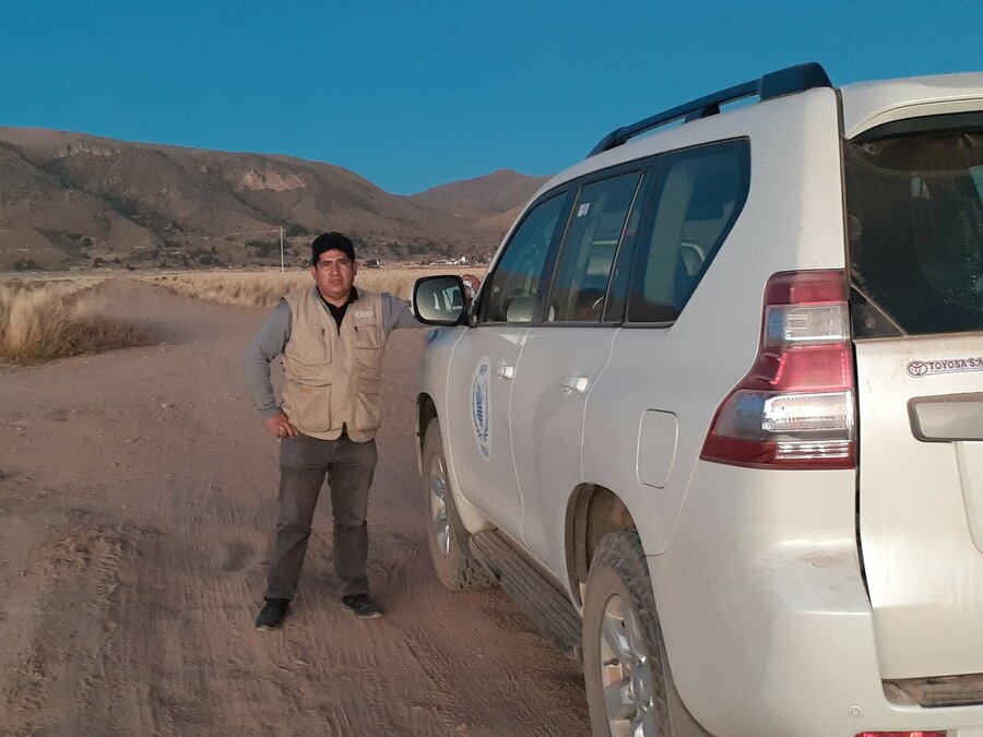 Wilder al lado de su Toyota Land Cruiser Prado en algún lugar de Bolivia.