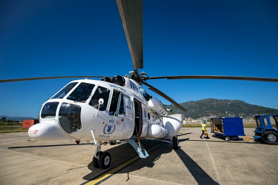 El helicóptero de UNHAS está siendo cargado para una próxima misión en Haití.