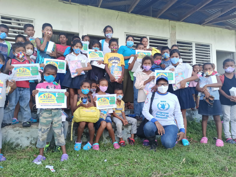 Entrega de útiles escolares a estudiantes de una escuela rural en Nicaragua.