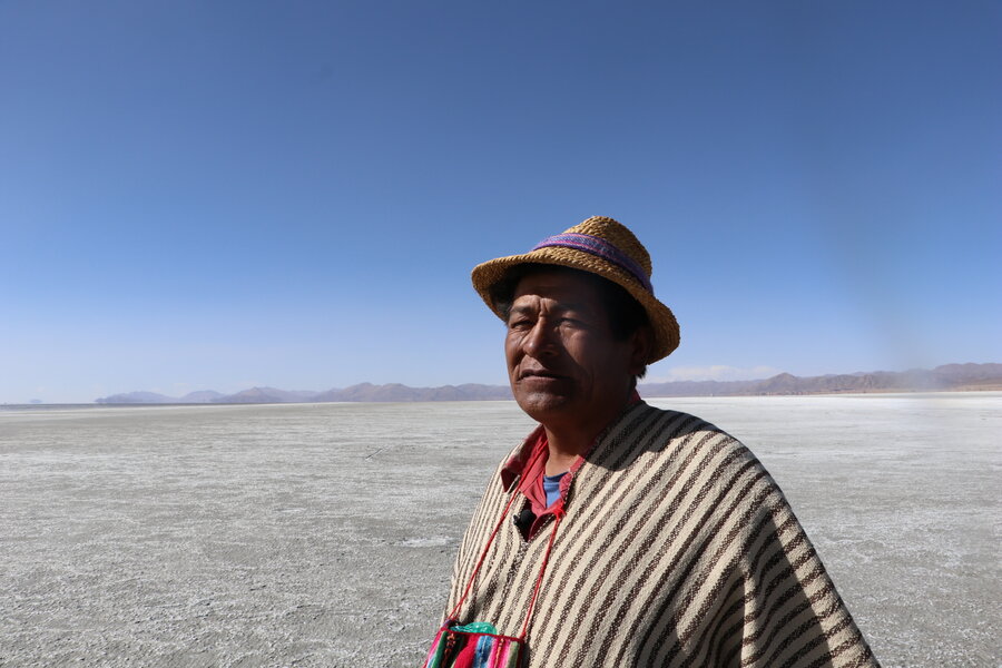 Germán Choque, miembro de la comunida uru, en Bolivia, de pie en el lecho del lago Poopó, el segundo lago más grande de Bolivia. Foto: WFP/Elio Rujano