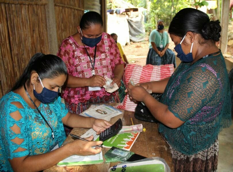 Women from the savings group count earnings from the shelling service they provide. WFP/Alejandra Samayoa