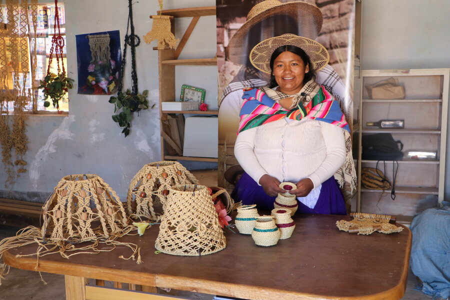 Una mujer vende artesanías en la comunidad uru de Llapallapani, Bolivia