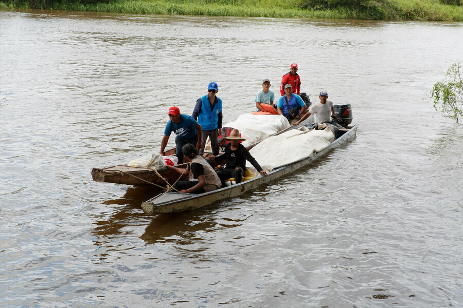 El equipo del WFP rumbo a la primera distribución de comidas escolares en Arismendi, estado Barinas, Venezuela