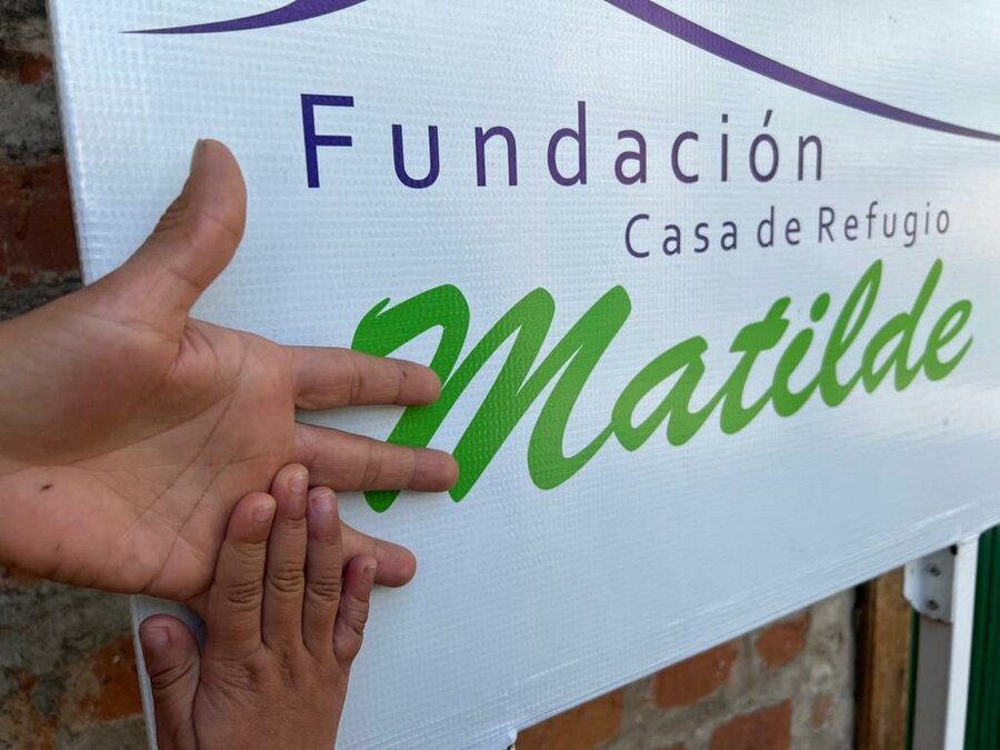 Foto con un anuncio de la Fundación Casa de Refugio Matilde