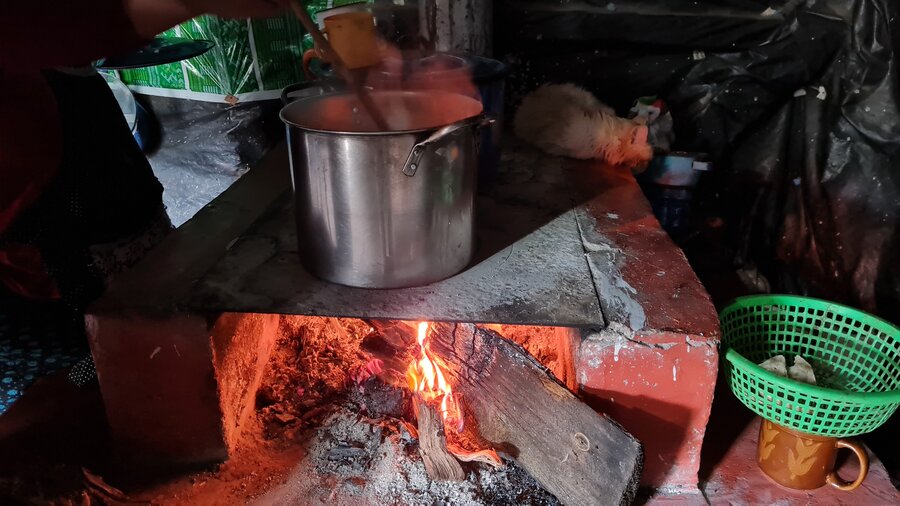 Foto de una cocina de leña dentro de una casa en las montañas de Guatemala