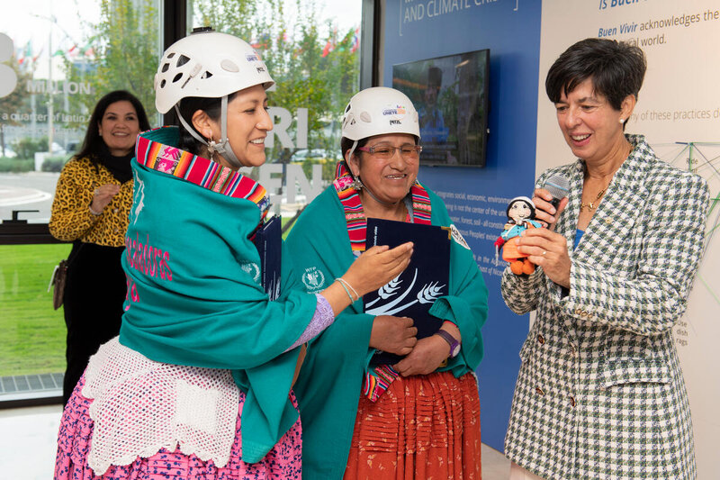 Liita y Dora entregan una obsequio a Lola Castro, Directora Regional del WFP en América Latina y el Caribe