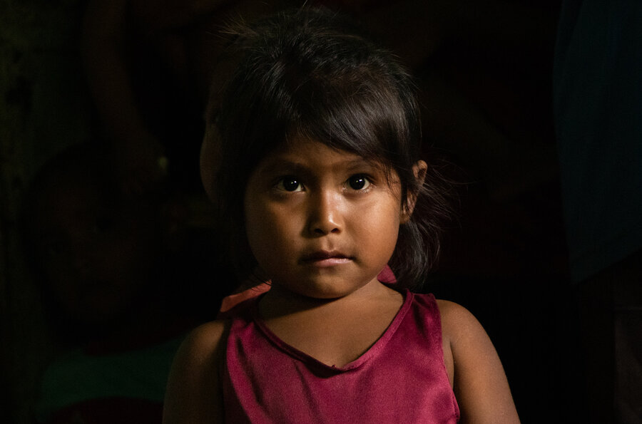 Foto de una niña warao, de la comunidad que habita a lo largo del río Orinoco en Venezuela.