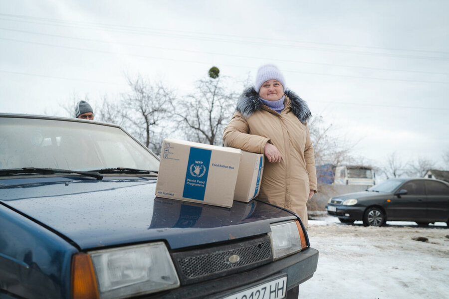 Una ucraniana con una ración de alimentos del WFP.