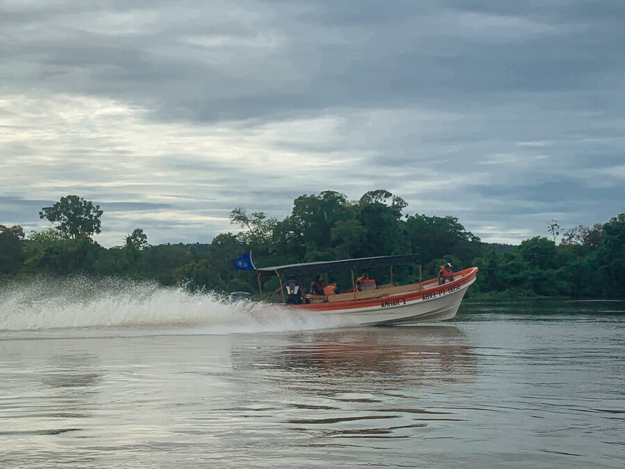 Un bote con alimentos del Programa Mundial de Alimentos navega por el río Orinoco, Venezuela.