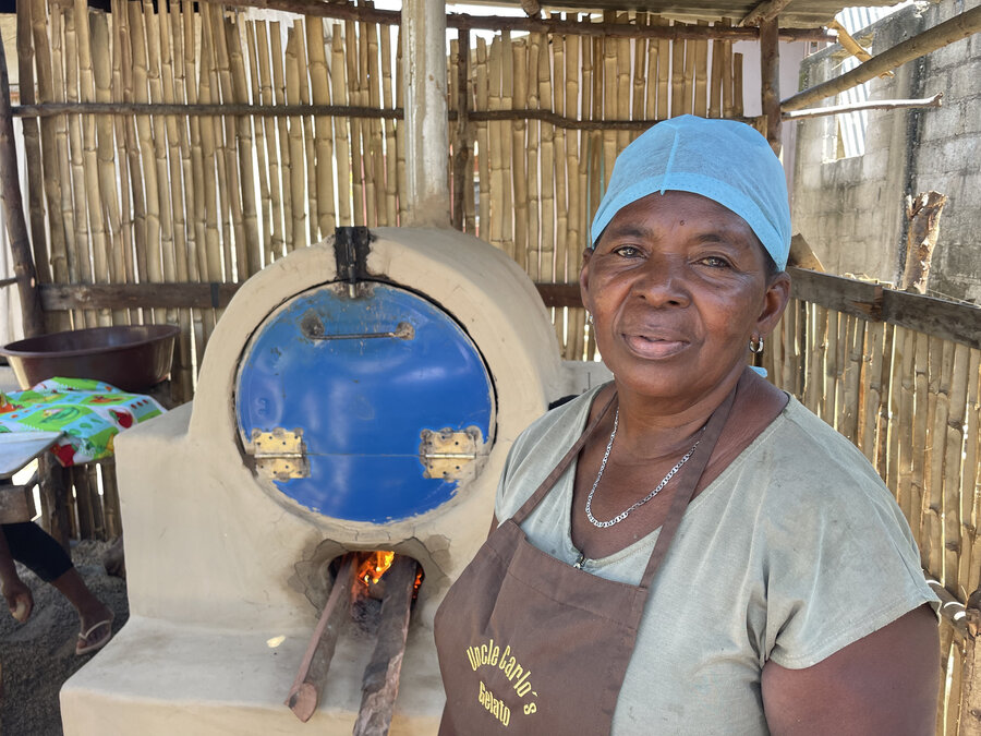 Yolanda, una mujer garífuna de Honduras, frente a su horno para hacer pan donado por el Gobierno de Canadá.