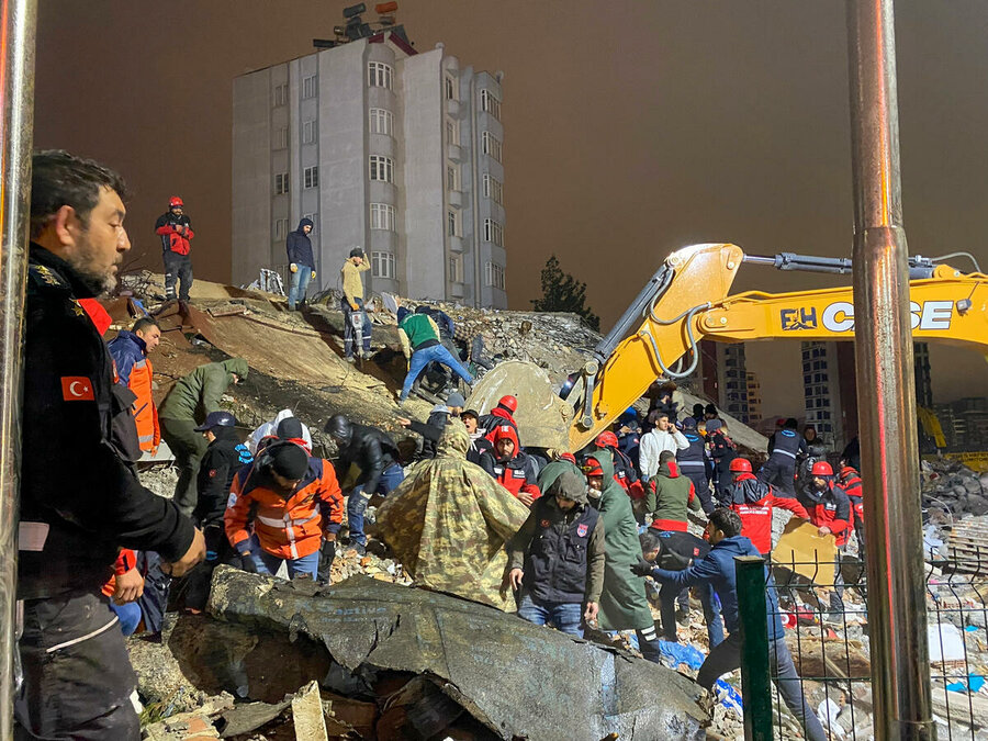 Searching for earthquake survivors in Gaziantep, Türkiye. Feride Yildirim