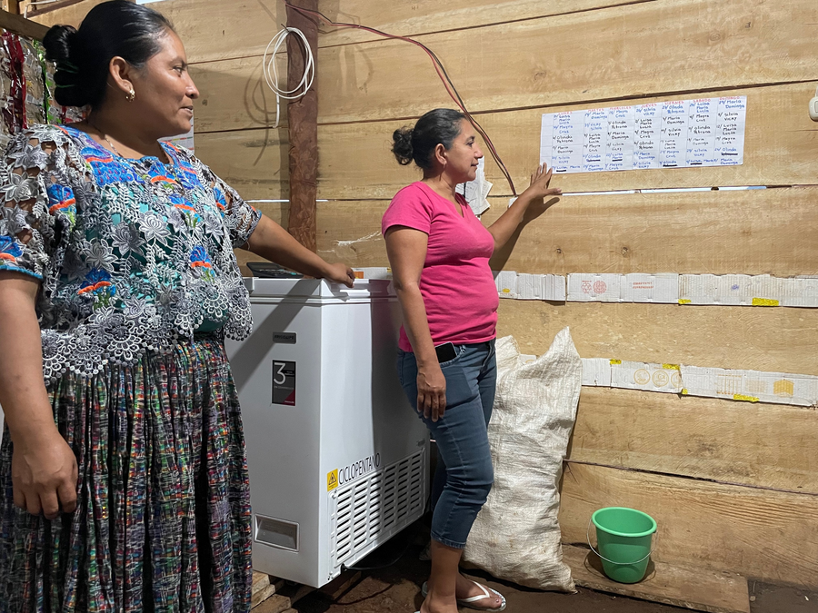 Mujeres dentro de la tienda muestran la lista de productos.